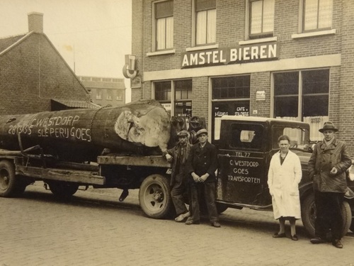 K-11891, Ford met oplegger van C. Westdorp uit Goes, ca. 1934 voor Café de Stalenbrug (café De Puit Willemse), Antwerpsestraat te Bergen op Zoom.<br />bron: www.oudedaf.nl, en collectie J.N. Westdorp, Goes