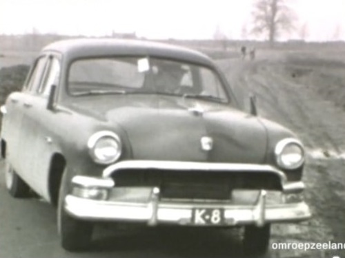 K-8, Ford van dhr. v.d. Vliet uit Kruiningen, 1953.<br />bron: Omroep Zeeland, Trugkieke van 10 mei 2013