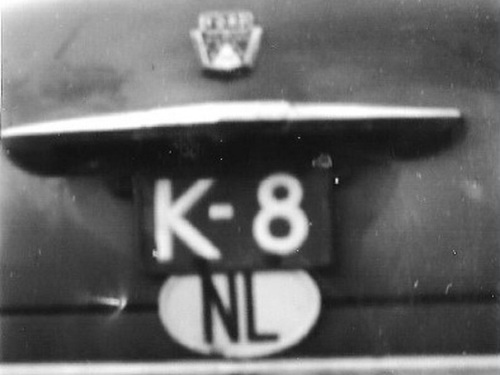 K-8, achterzijde van de Ford Custom van Van der Vliet uit Kruiningen, ca. 1952.<br />Bron: collectie Karel Stoel, via Europlate.<br />