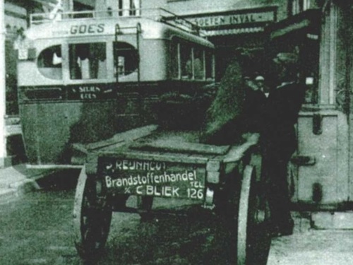 K-15, een bus van C. v. Strien te Goes, 1931 in de nauwe straatjes van Goes (Opril Grote Markt).<br />bron: DVD Ons Zeeland 1931, foto OZ312713.jpg