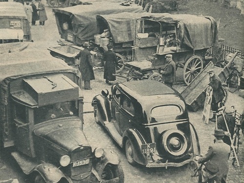 K-11891, Ford van C. Westdorp te Goes, in een poging om aldaar in 1940 de Markt te bereiken.<br />Bron: Ons Zeeland 1940, via Ad Willems.