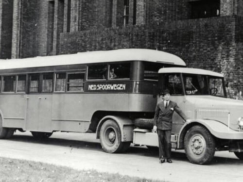 L-47057 / TCR57 van de NS in 1946 te Utrecht, zou vanaf 1947 K-17548 zijn van SW.<br />Bron: https://hetutrechtsarchief.nl, cat.nr. 168049, collectie NS<br />