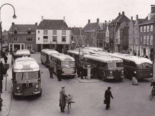 NB-25-03 (ex K-17548), Crossley/den Oudsten bus 1059 van SW uit Middelburg, aldaar aan het Plein 1940 ca. 1954, met 9 andere bussen. <br />Bron: Facebook, Middelburg (Zeeland), geplaatst door Petra Bakker, 6-5-2020.
