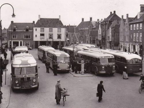 NB-25-03 (ex K-17548), Crossley/den Oudsten bus 1059 van SW uit Middelburg, aldaar aan het Plein 1940 ca. 1954, met 9 andere bussen. 
<br />Bron: Facebook, Middelburg (Zeeland), geplaatst door Petra Bakker, 6-5-2020.