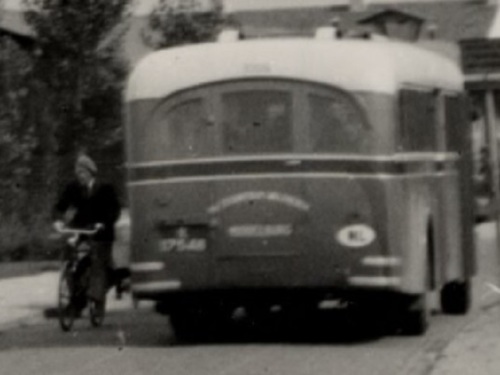 K-17548, Crossley/de Schelde bus 1059 van SW uit Middelburg, op de Hogeweg te Vlissingen, ca. 1953.<br />Bron: fotocollectie gemeentearchief Vlissingen, inv.nr. 15965, fotograaf Dert, Vlissingen<br />