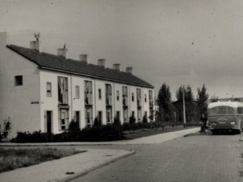 K-17548, Crossley/de Schelde bus 1059 van SW uit Middelburg, op de Hogeweg te Vlissingen, ca. 1953.
<br />Bron: fotocollectie gemeentearchief Vlissingen, inv.nr. 15965, fotograaf Dert, Vlissingen
<br />