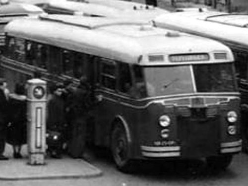 NB-25-03 (ex K-17548), Crossley/den Oudsten bus 1059 van SW uit Middelburg, aldaar aan het Plein 1940 ca. 1954. <br />Bron: Facebook, Middelburg (Zeeland), geplaatst door Petra Bakker, 6-5-2020.<br />