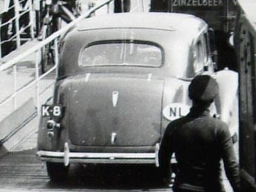 K-8 van W.J.L. de Groof uit Kruiningen, rijdt van de pont aan het Blauwpoortplein te Dordrecht, juni 1939.<br />Bron: Regionaal Archief Dordrecht, Foto 555_10170.  Fotograaf J.L. du Parant, collectie W. Meijers.<br />