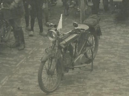K-16, Sarolea motorfiets van H.C. Baarens uit Kruiningen, bij een motorrit in Kapelle, ca. 1921<br />Bron: collectie Hanny Louisse.<br />