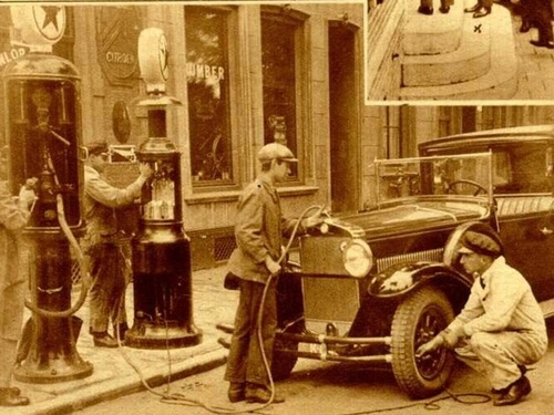 K-1, Fiat van F.D. Kolff v. Oosterwijk uit Kruiningen, te Vlissingen 1929. Twee pompen: eentje voor benzine en de ander voor olie, water en lucht.<br />bron foto: DVD Ons Zeeland, Zwse Editie 1929, foto Ed291721.jpg