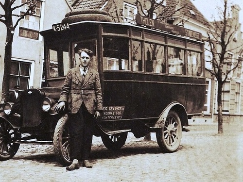 K-5244, Chevrolet bus van M.J. Mallekoote uit Stavenisse, ca. 1925.<br />Bron: Kees Fase, Heemkunde Stad en Lande van Tholen. <br />