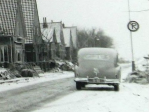 K-51, een Standard Vanguard van C.J.J. v. Arenthals, Hoofdstraat te Kortgene, kort na de watersnoodramp in febr 1953.<br />bron: Zeeuwse Bibliotheek / Beeldbank Zeeland FO013137, fotograaf onbekend.
