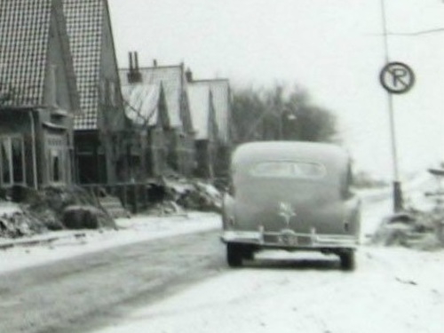 K-51, een Standard Vanguard van C.J.J. v. Arenthals, Hoofdstraat te Kortgene, kort na de watersnoodramp in febr 1953.
<br />bron: Zeeuwse Bibliotheek / Beeldbank Zeeland FO013137, fotograaf onbekend.