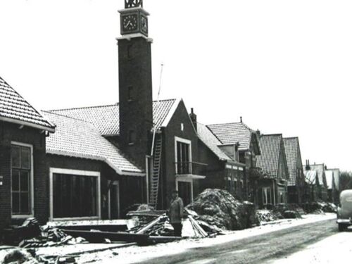 K-51, een Standard Vanguard van C.J.J. v. Arenthals, Hoofdstraat te Kortgene, kort na de watersnoodramp in febr 1953.
<br />bron: Zeeuwse Bibliotheek / Beeldbank Zeeland FO013137, fotograaf onbekend.