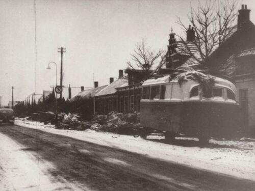 K-51, Standard Vanguard van C.J.J. v. Arenthals uit Kortgene, aan de Hoofdstraat aldaar 1953. 
<br />Bron: Facebook, Kortgene ons dorp, geplaatst door André de Looff, 2-2-2023. 
<br />